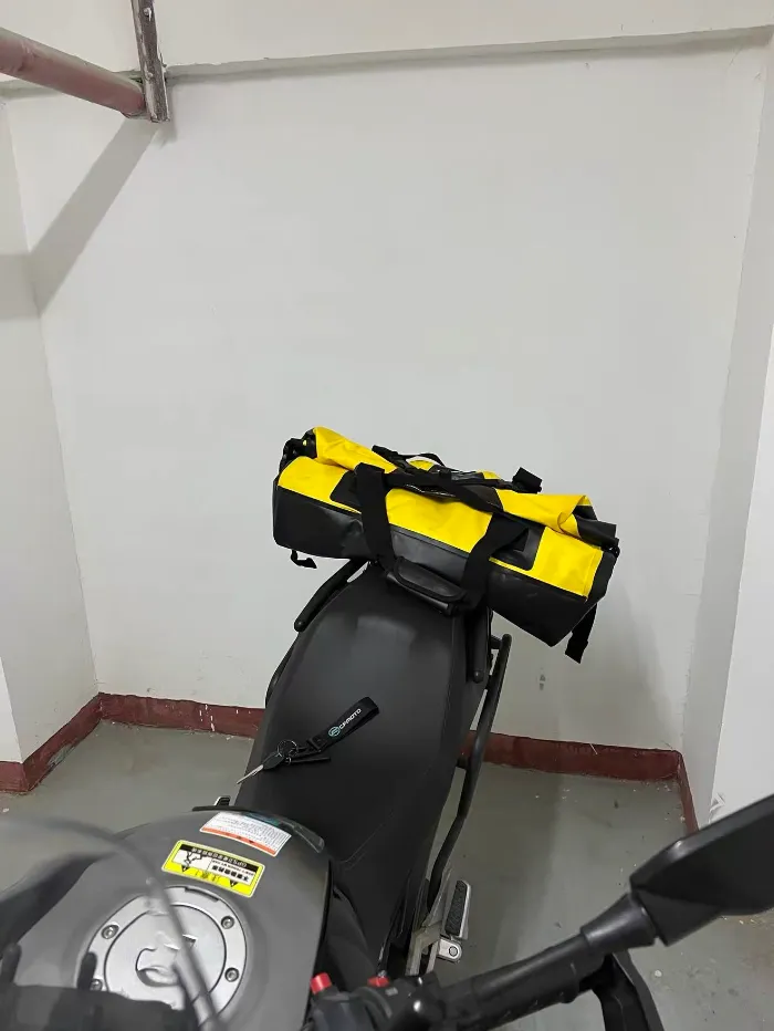 Come trasportare i bagagli su una moto senza portapacchi