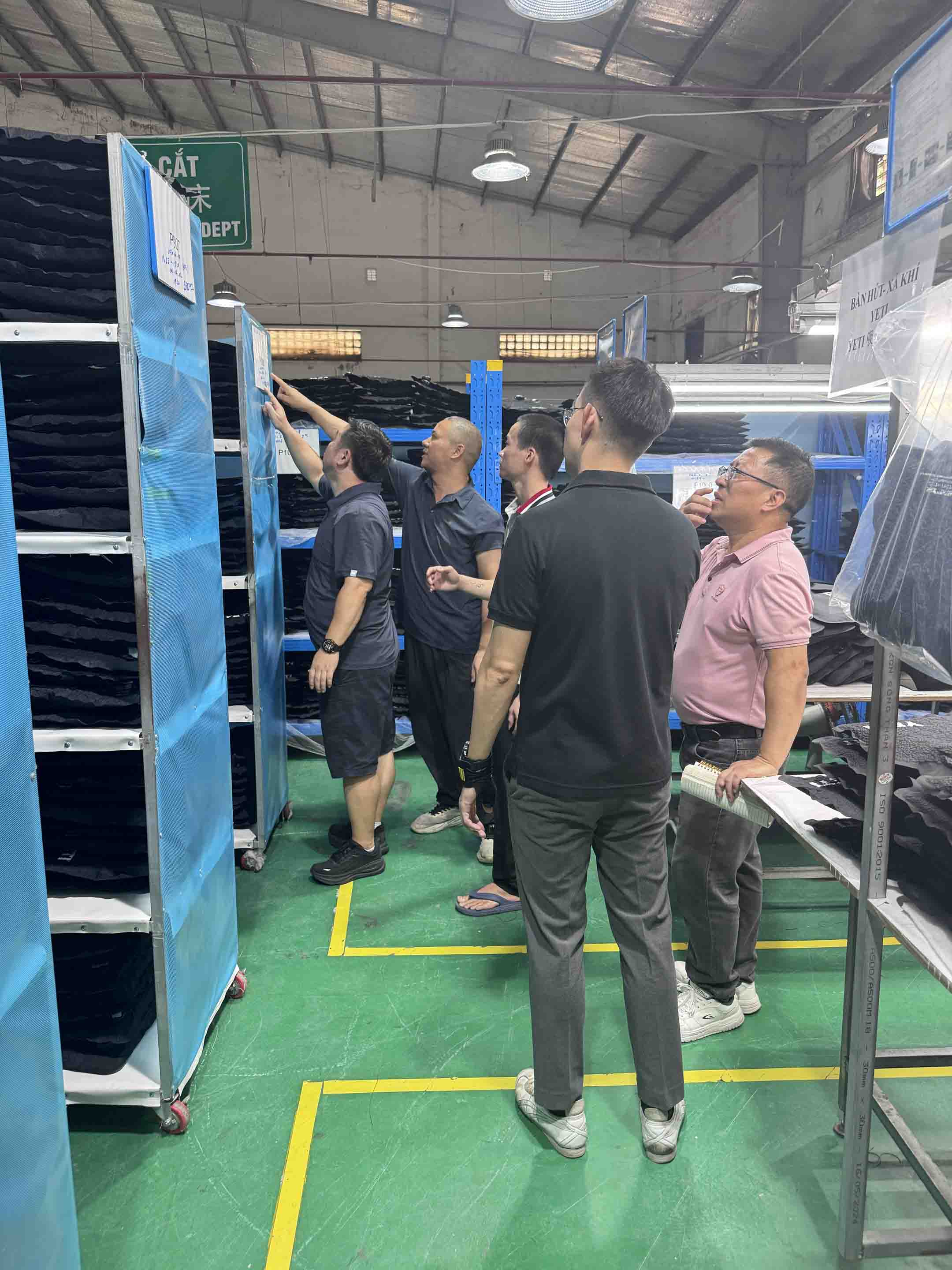 YETI visita lo stabilimento Sealock in Vietnam per esaminare la produzione di borse termiche morbide