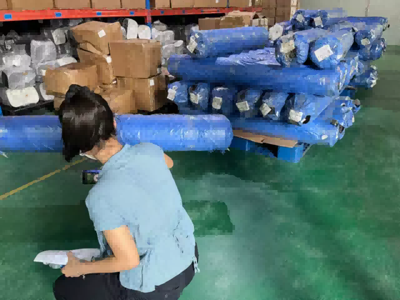 Un cliente osserva il riempimento del container: caricamento supervisionato presso lo stabilimento Sealock in Vietnam
