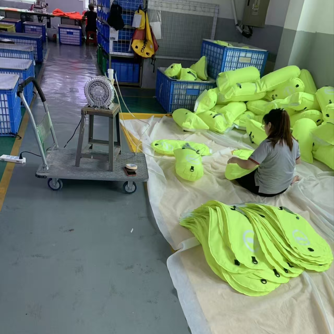 Ognuno di loro viene gonfiato: costruire boe da nuoto ad alta visibilità a Sealock