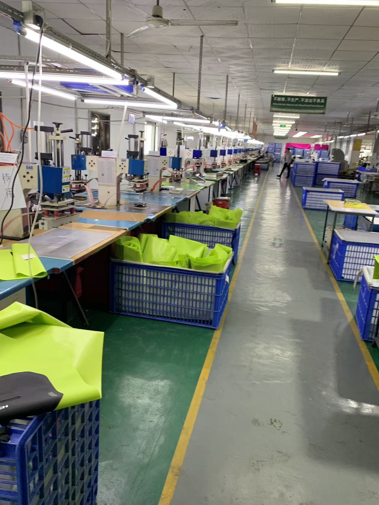 All'interno di un ciclo di produzione: come viene costruita una borsa da moto impermeabile ad alta visibilità presso Sealock