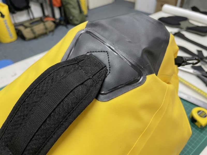 Zaini Dry Bag: cosa cambia quando una borsa impermeabile viene dotata di spallacci